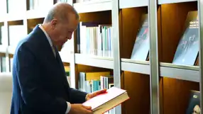 Erdoğan, AK Parti Kütüphanesini Ziyaret Etti